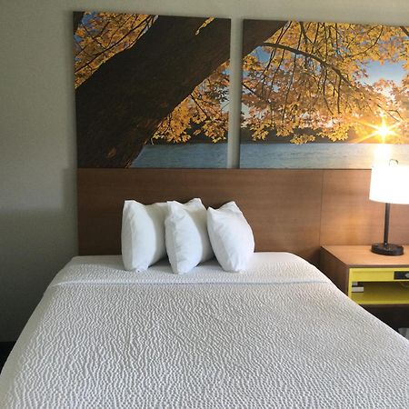 Days Inn By Wyndham אינטרנשיונל פולס מראה חיצוני תמונה