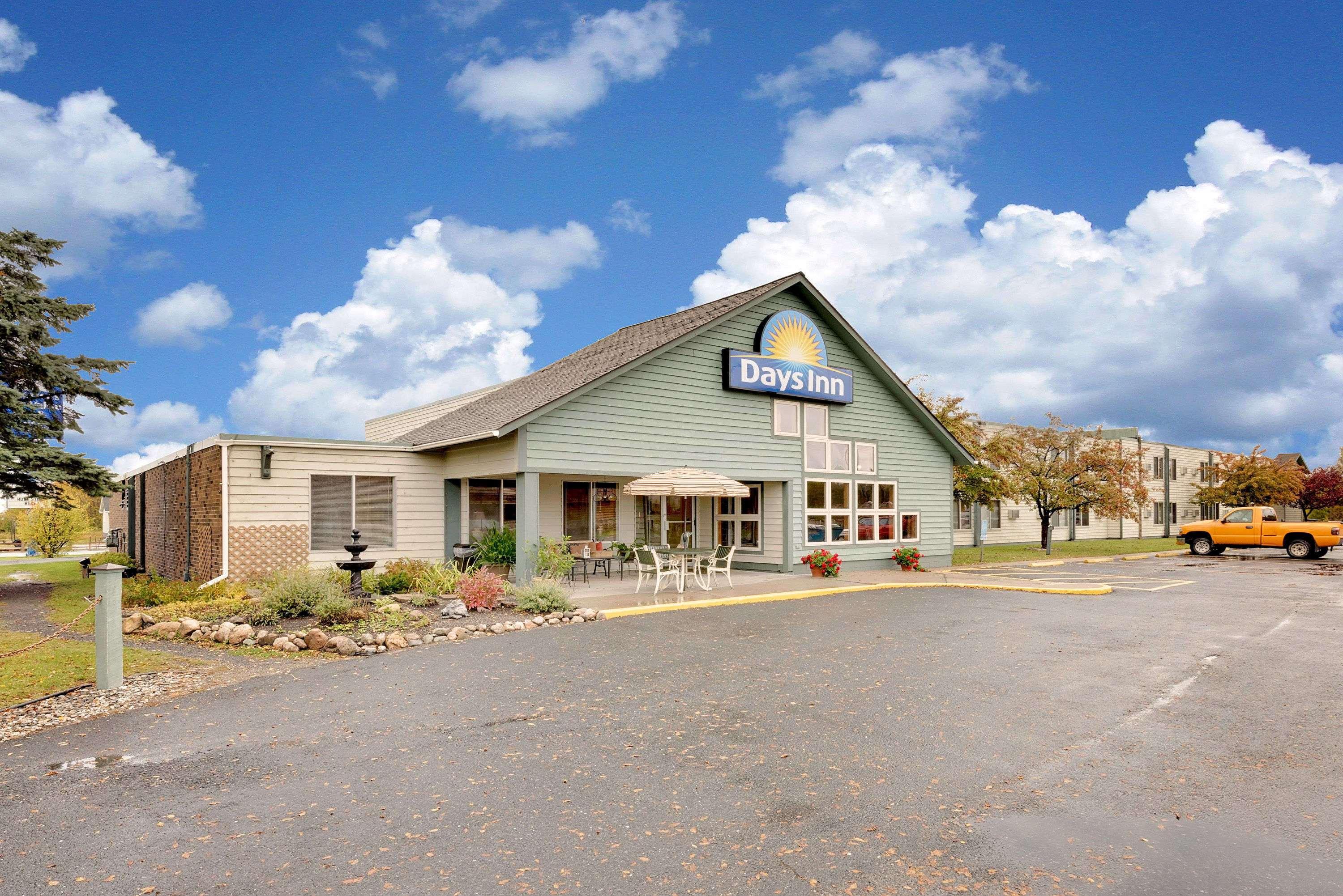 Days Inn By Wyndham אינטרנשיונל פולס מראה חיצוני תמונה