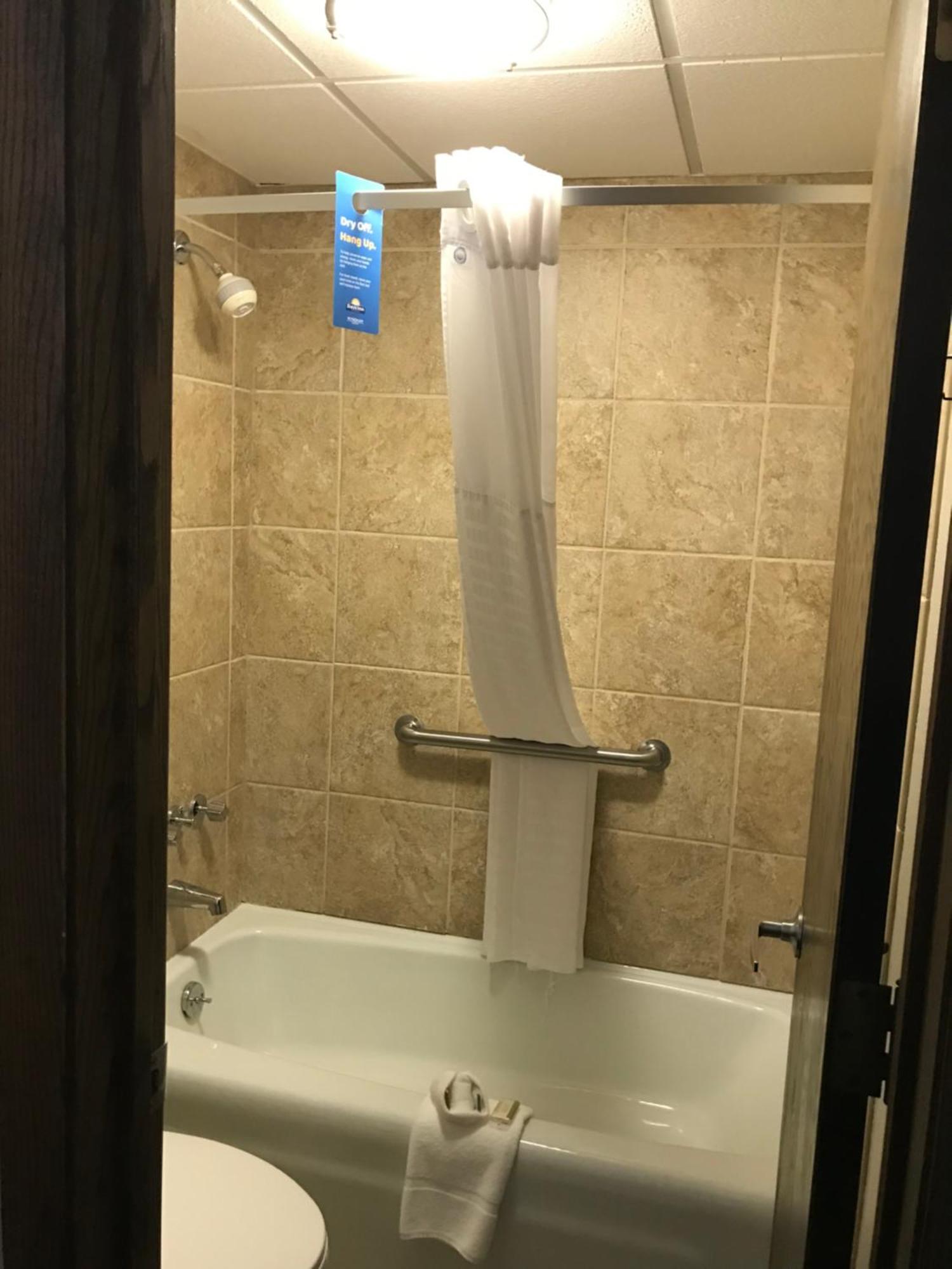 Days Inn By Wyndham אינטרנשיונל פולס מראה חיצוני תמונה