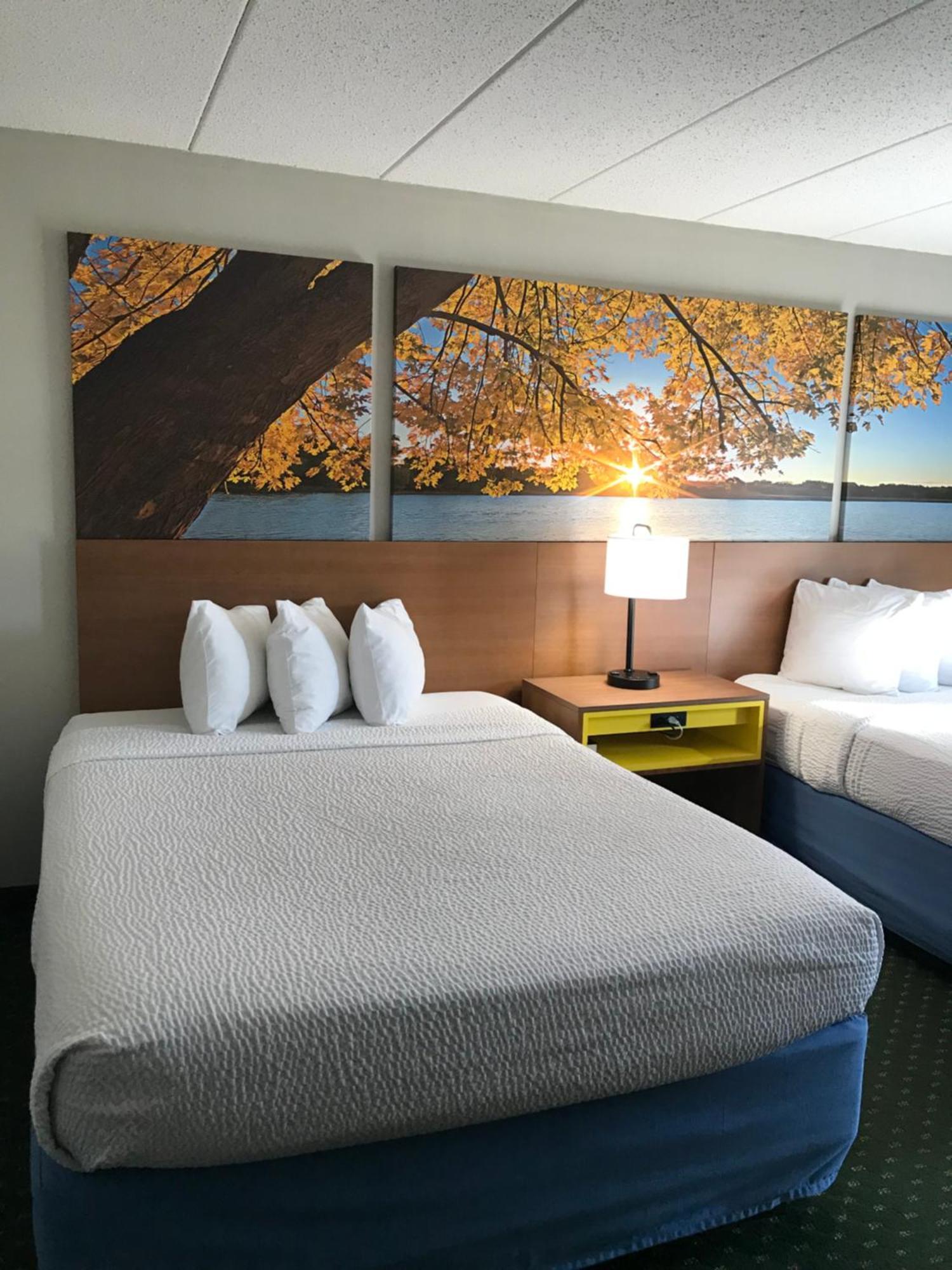 Days Inn By Wyndham אינטרנשיונל פולס מראה חיצוני תמונה