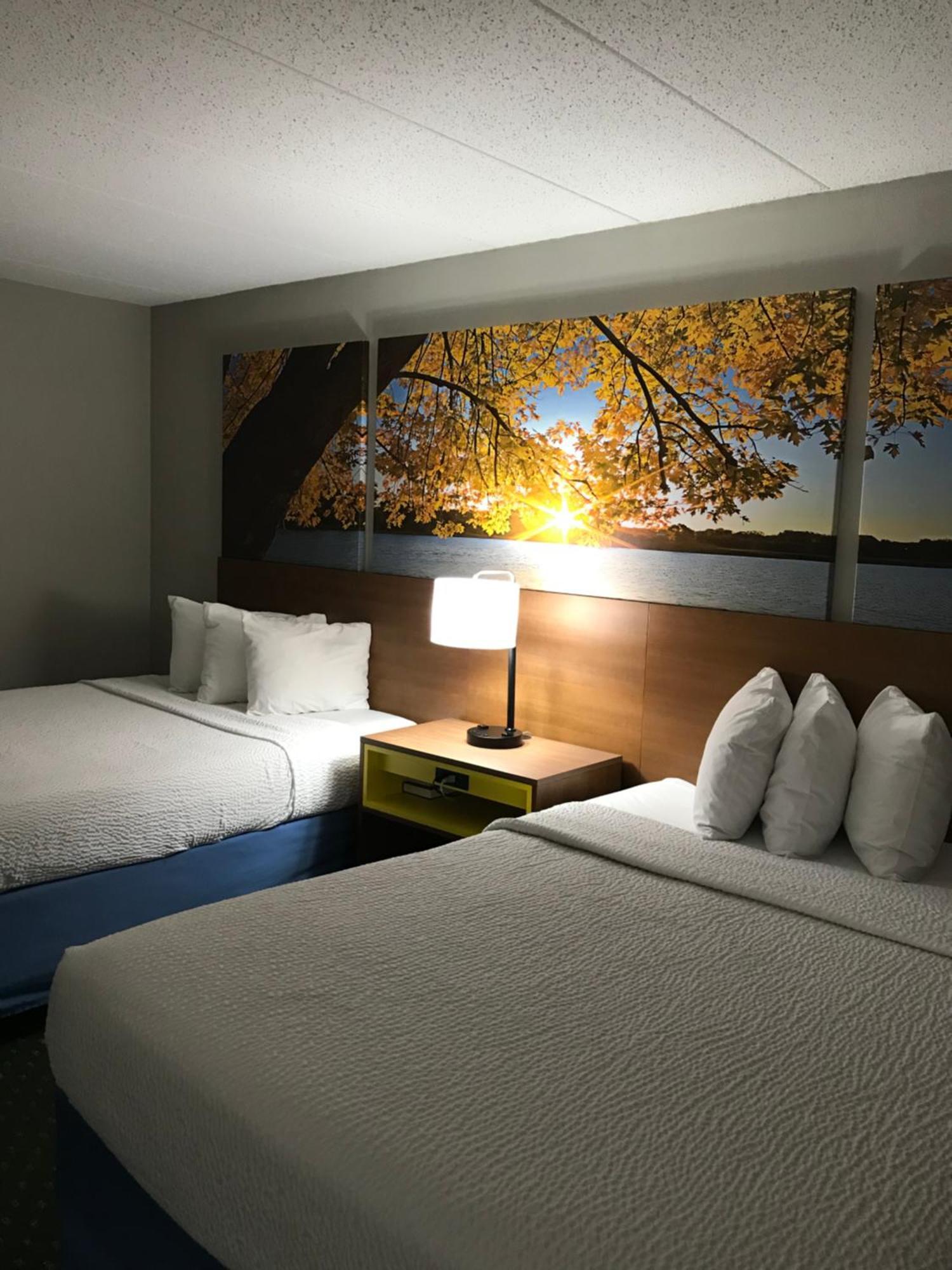 Days Inn By Wyndham אינטרנשיונל פולס מראה חיצוני תמונה
