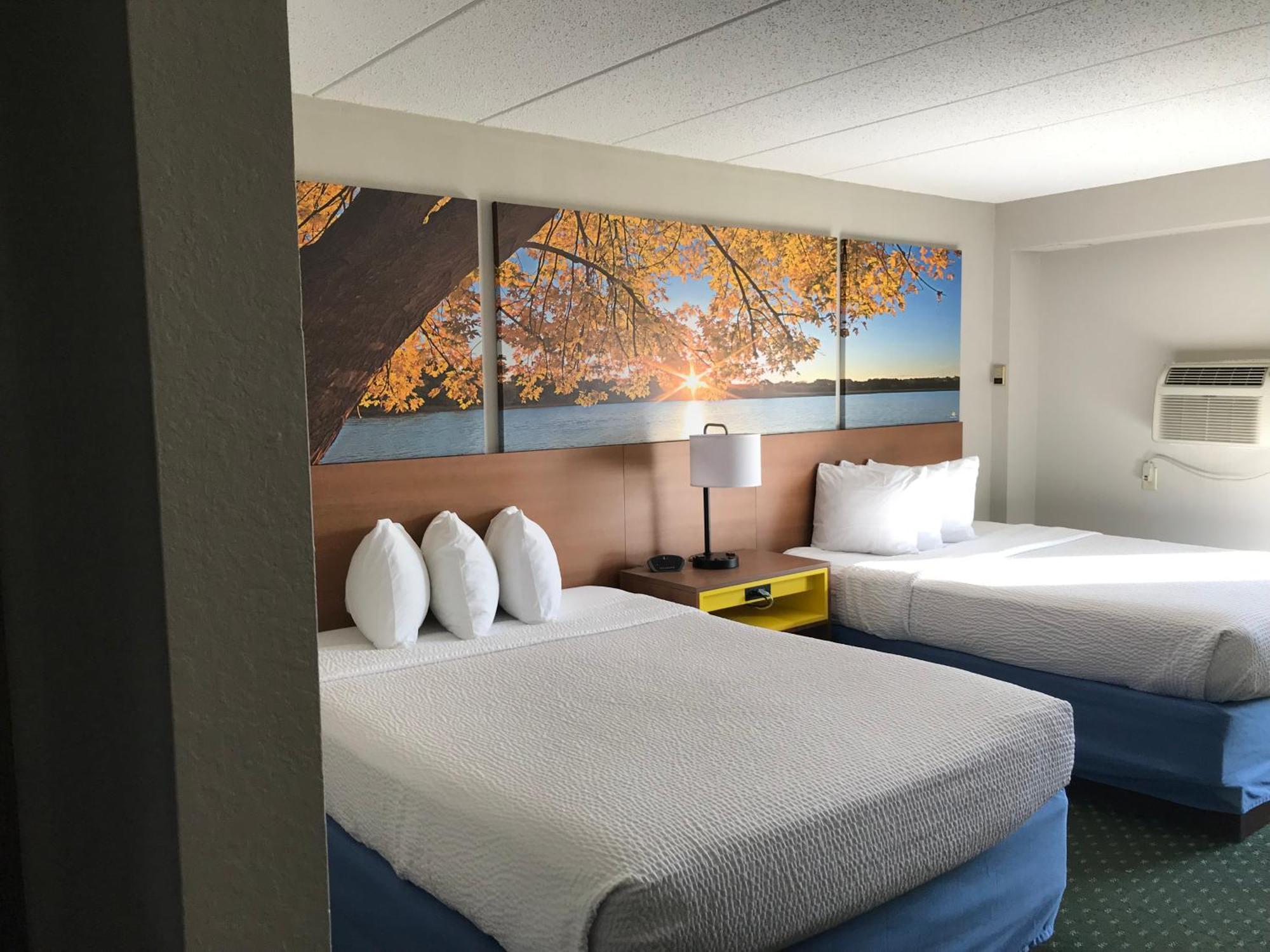 Days Inn By Wyndham אינטרנשיונל פולס מראה חיצוני תמונה