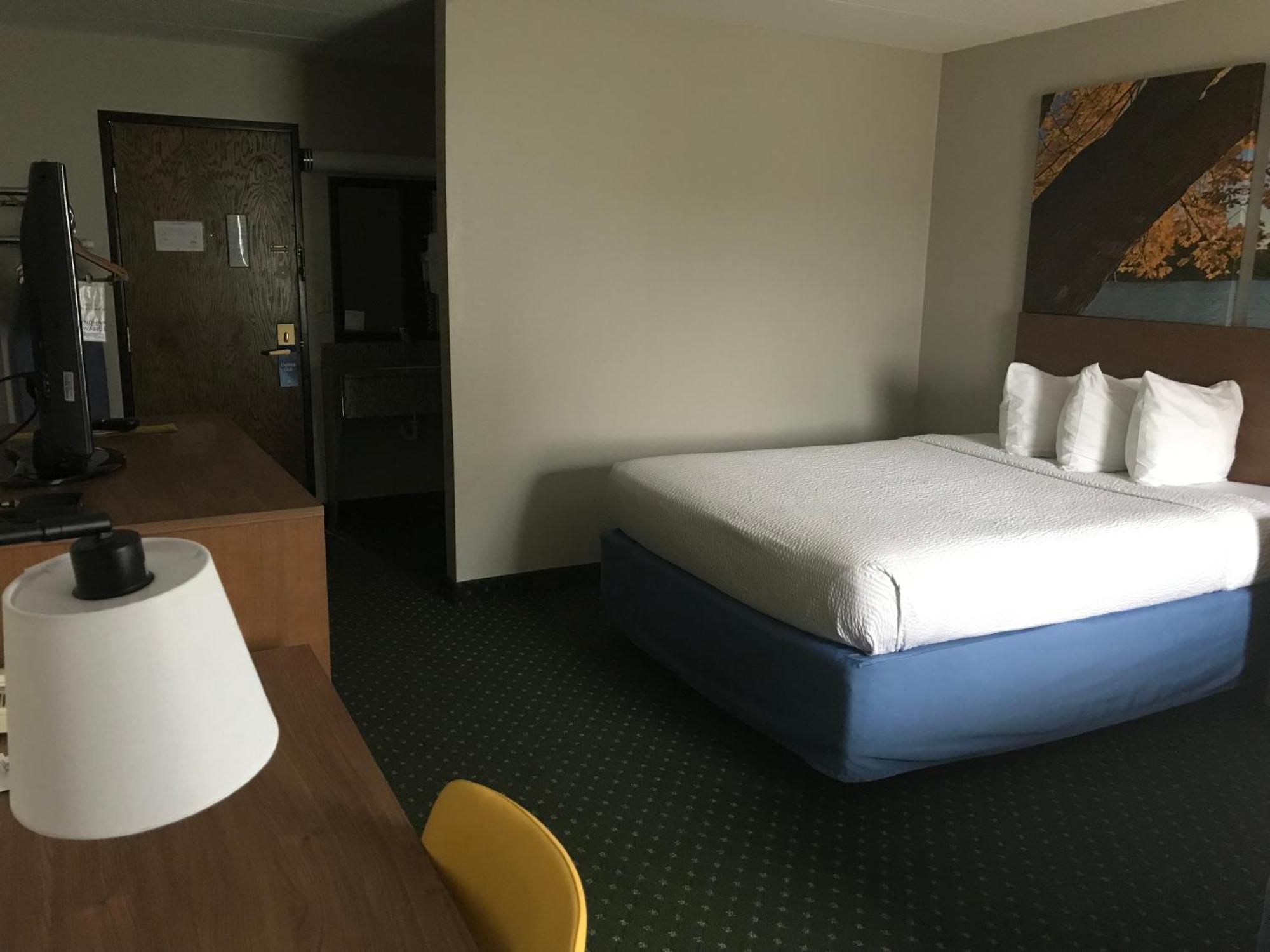Days Inn By Wyndham אינטרנשיונל פולס מראה חיצוני תמונה