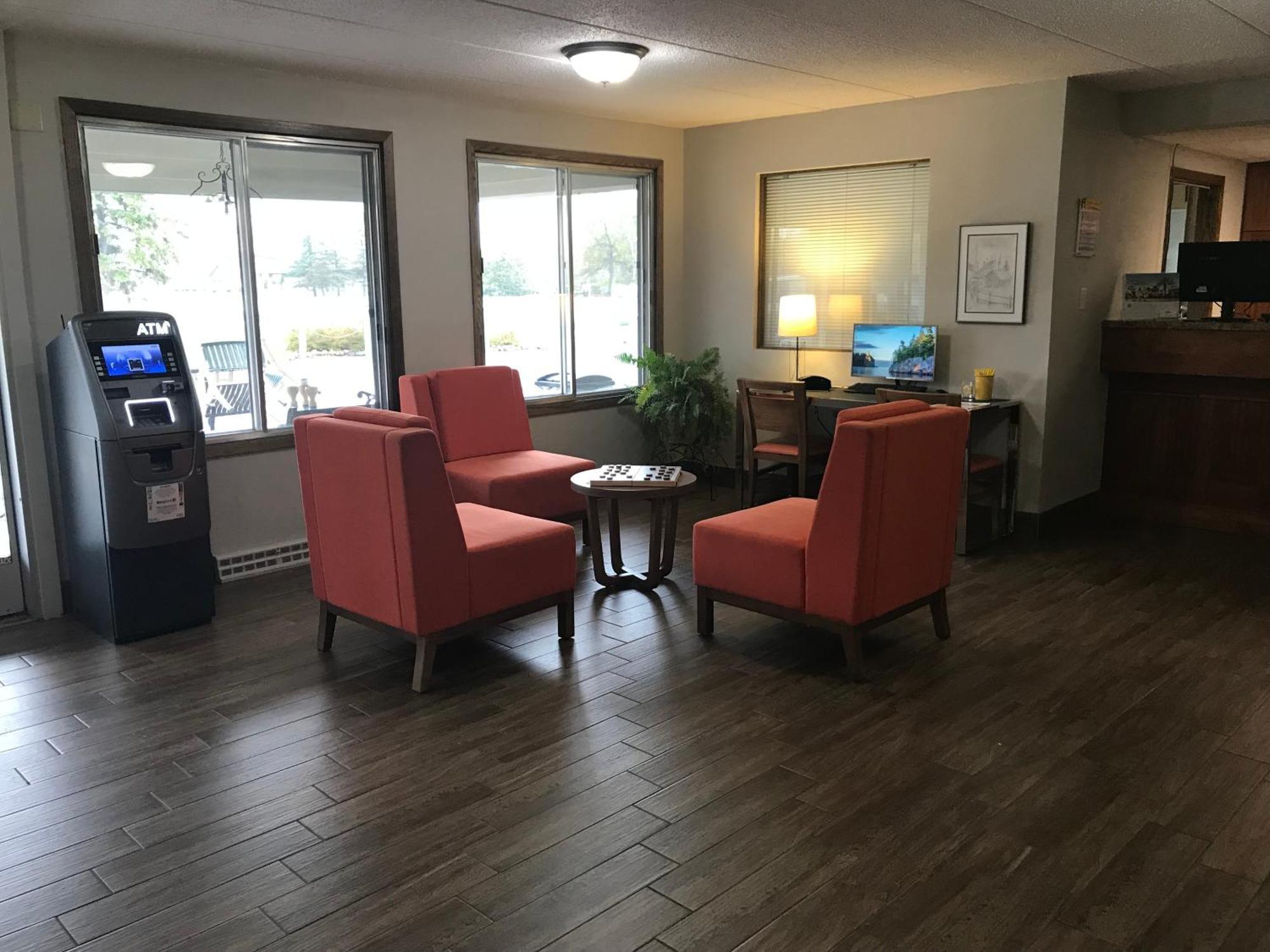 Days Inn By Wyndham אינטרנשיונל פולס מראה חיצוני תמונה