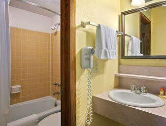 Days Inn By Wyndham אינטרנשיונל פולס מראה חיצוני תמונה